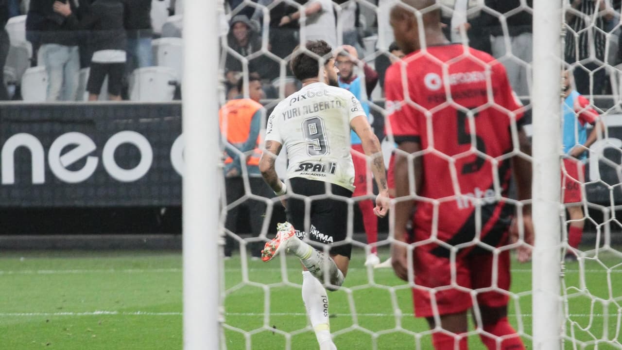 Frango incrível de Bento ajudou Corinthians a vencer o Athletico-PR e abrir distância do Z4 no Brasileirão