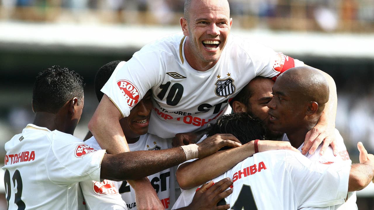 Rival neste sábado, o técnico do Coritiba organizou um momento de felicitações ao Santos ao estilo Pelé.