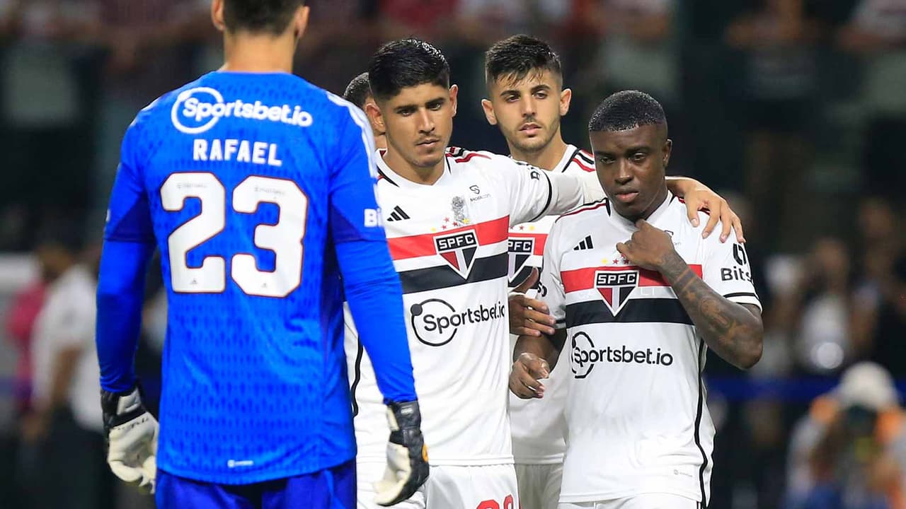 O São Paulo teve um segundo tempo monótono, não conseguiu furar a defesa do Água Santa e foi eliminado pelo Paulistão na disputa de pênaltis.