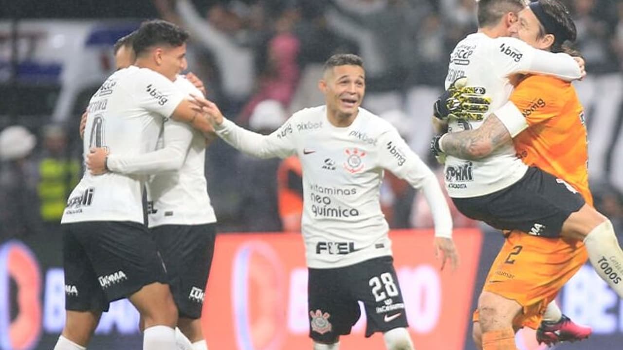 VÍDEO: Jogadores comemoram e comemoram classificação do Corinthians com Cássio em campo