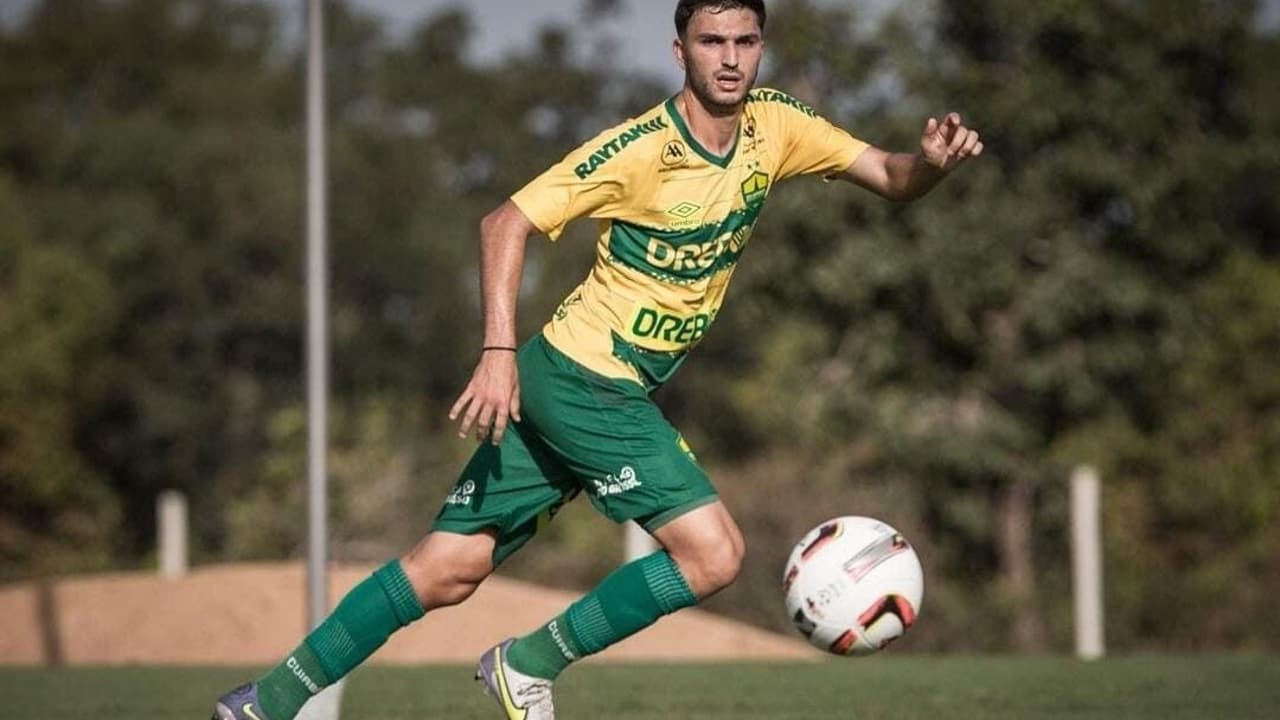 O clube brasileiro contratou o ex-zagueiro Santos por R$ 267 milhões.