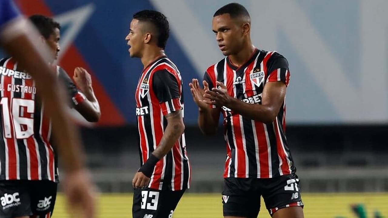 A torcida do São Paulo foi do inferno ao céu com Juan: ‘Ele venceu o Ronaldo Fenômeno’.