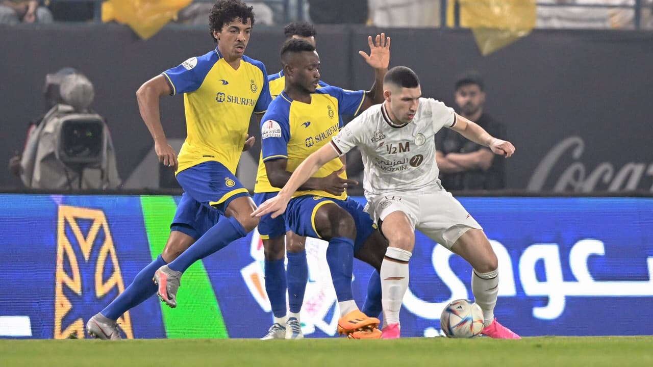 Vasco conversa com meio-campista argentino que joga no futebol da Arábia Saudita