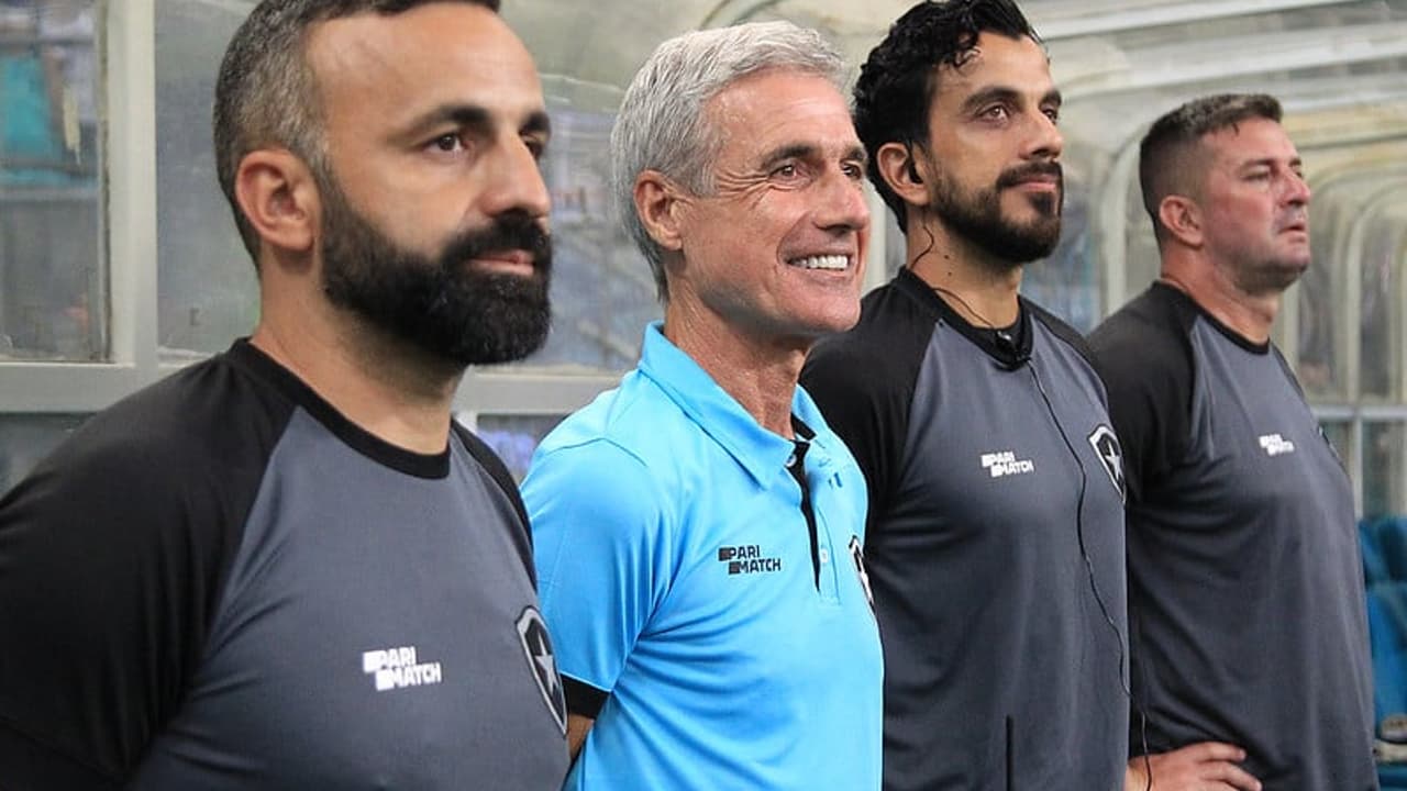 Luís Castro analisa a competição no estádio do Botafogo