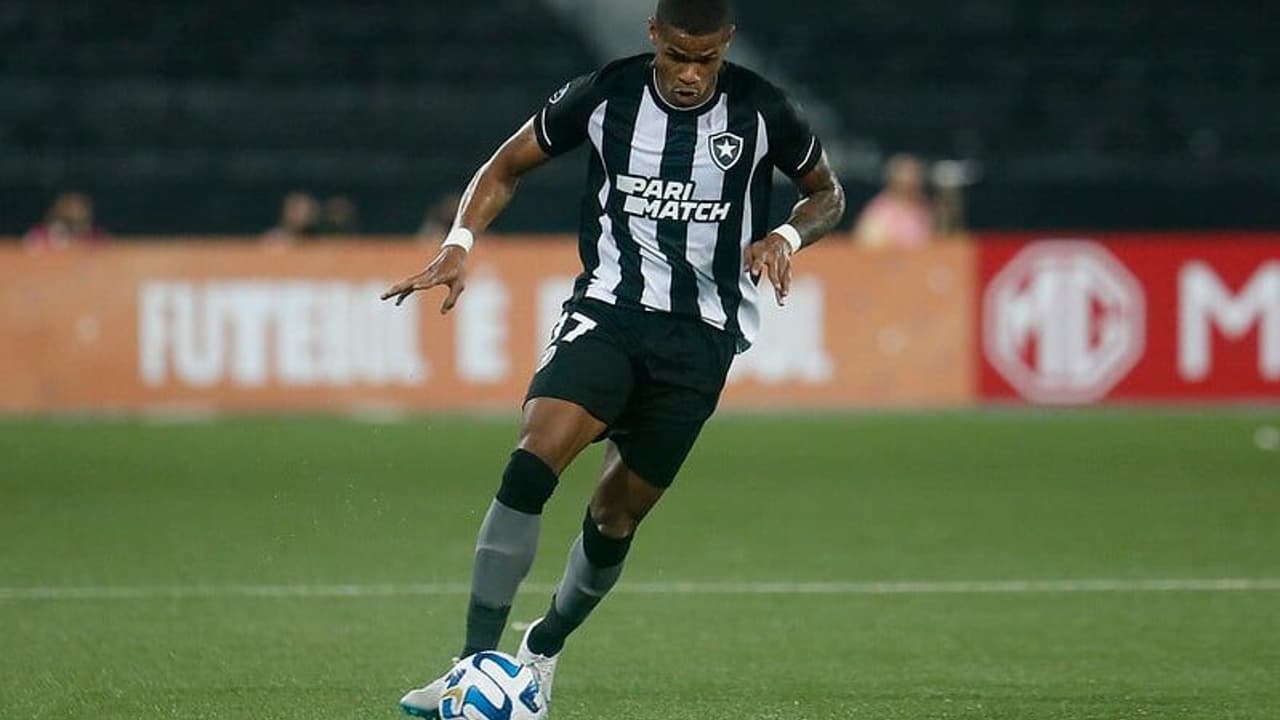 Junior Santos, do Botafogo, faz avanço crucial na estreia do Brasil