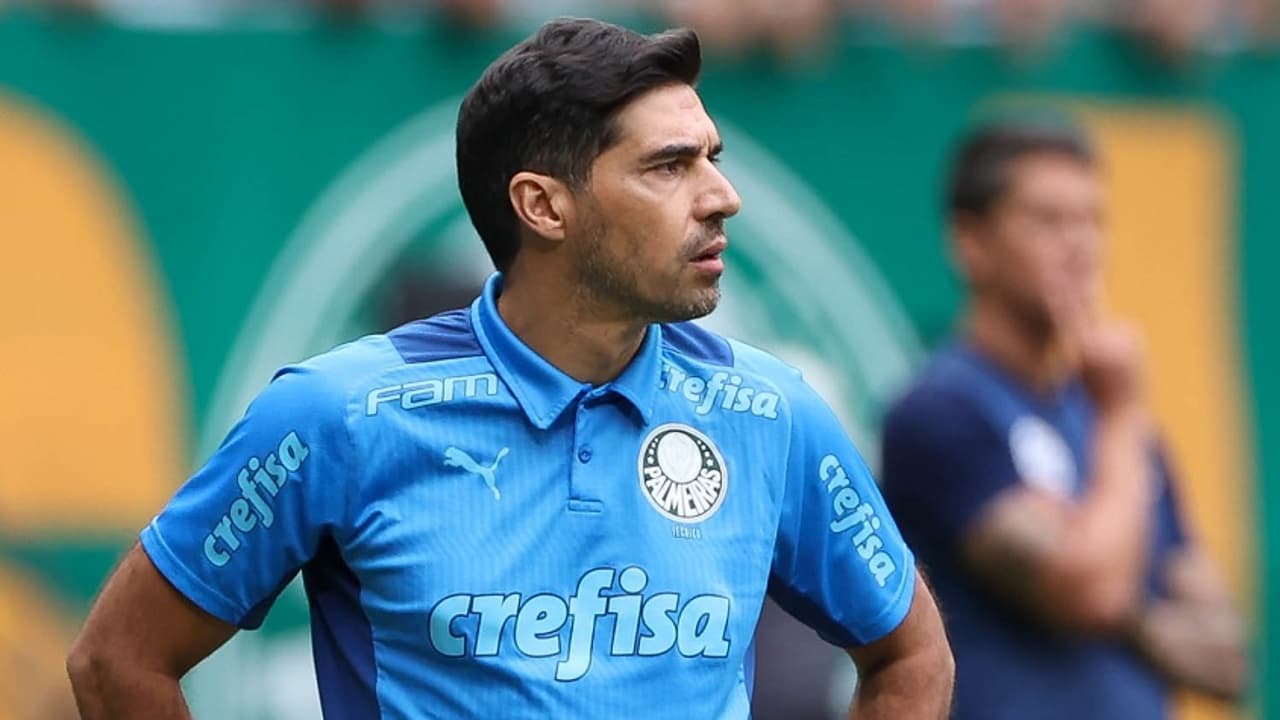 Abel Ferreira se tornou o segundo técnico a ganhar mais troféus na história do Palmeiras