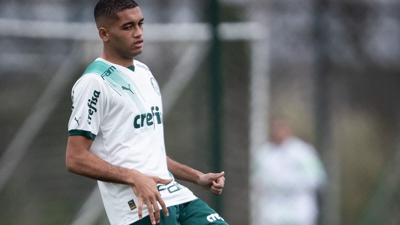 Gabriel Vareta, zagueiro do Palmeiras, se prepara para a final do Paulista Sub-20