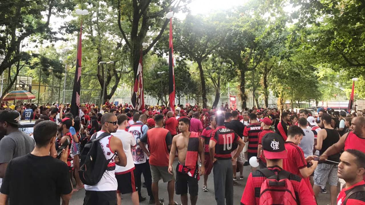 A torcida do Flamengo organizou um protesto contra a diretoria na sede da Gávea.