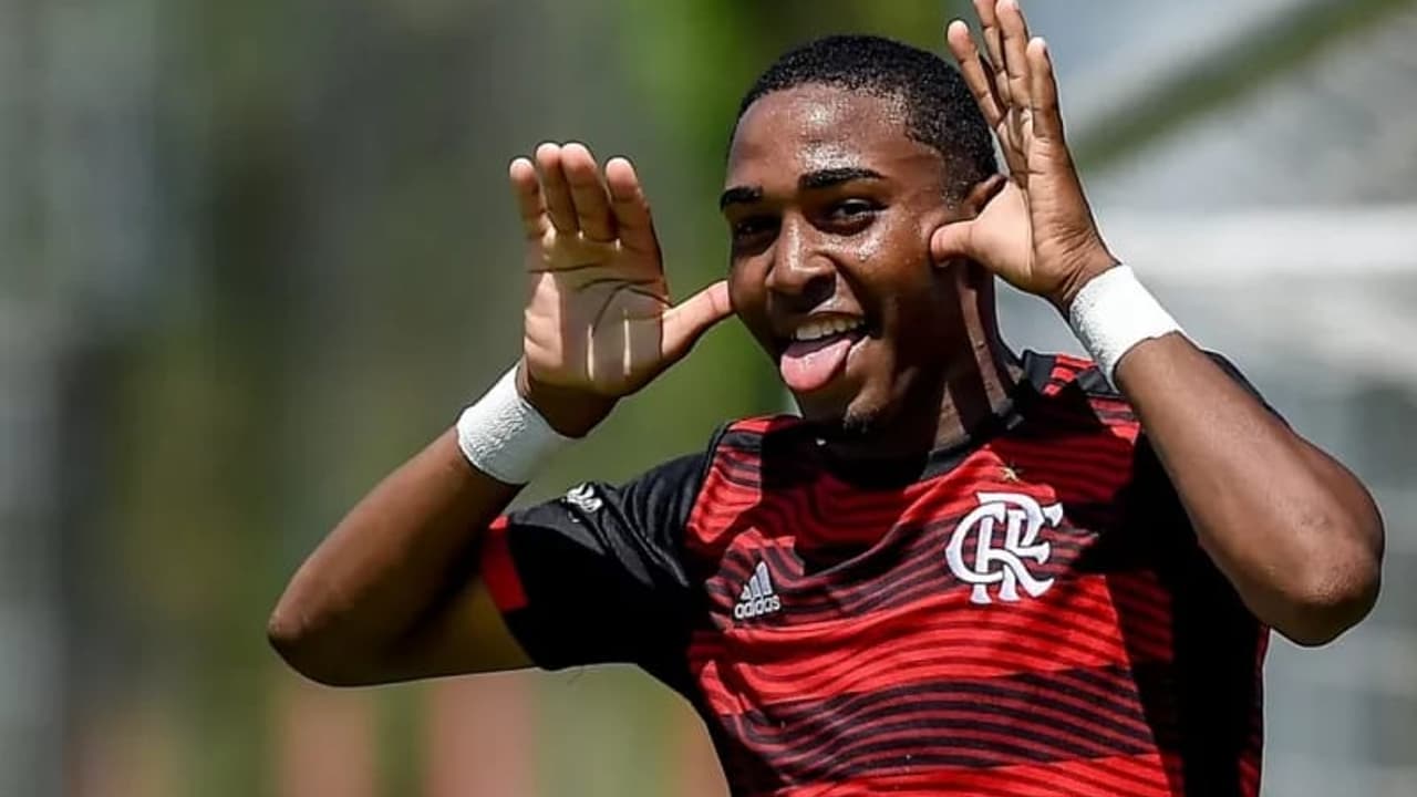 Torcida do Flamengo cansada de Lorran e manda recado ao presidente do Real Madrid