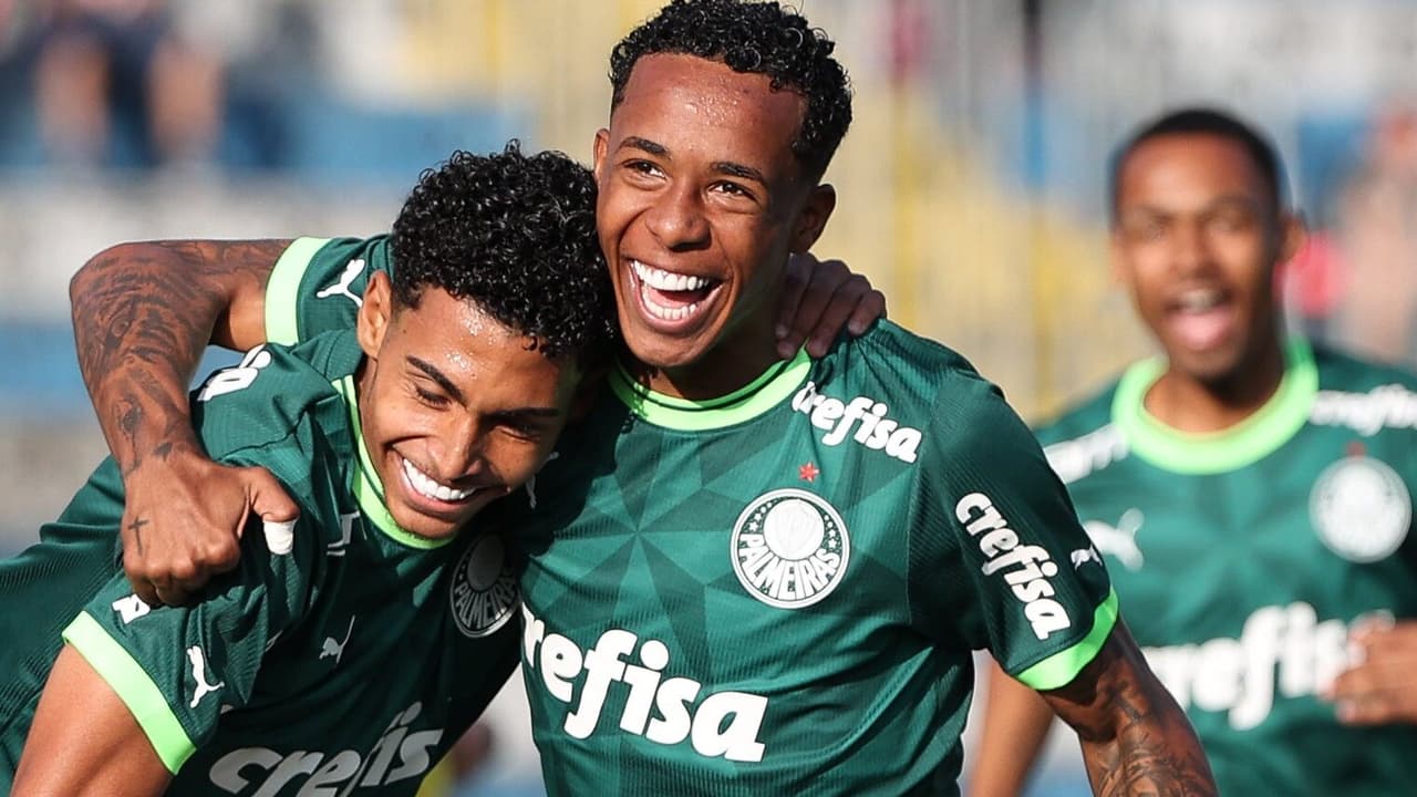 Kevin comemora gol olímpico na base e elogia o clima do time profissional do Palmeiras: ‘Aprendi muito’.