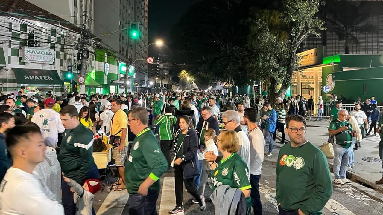 Os torcedores do Palmeiras estão proibidos de beber água nos aeroportos?   Lança!   responder!