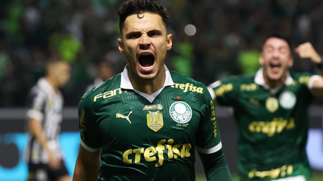 Artilheiro da final pelo Palmeiras, Vega marcou e ampliou a vantagem.