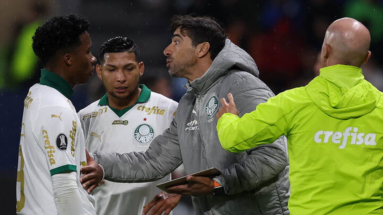 Vídeo: Assista ao discurso de Abel no vestiário antes da vitória do Palmeiras na Libertadores.