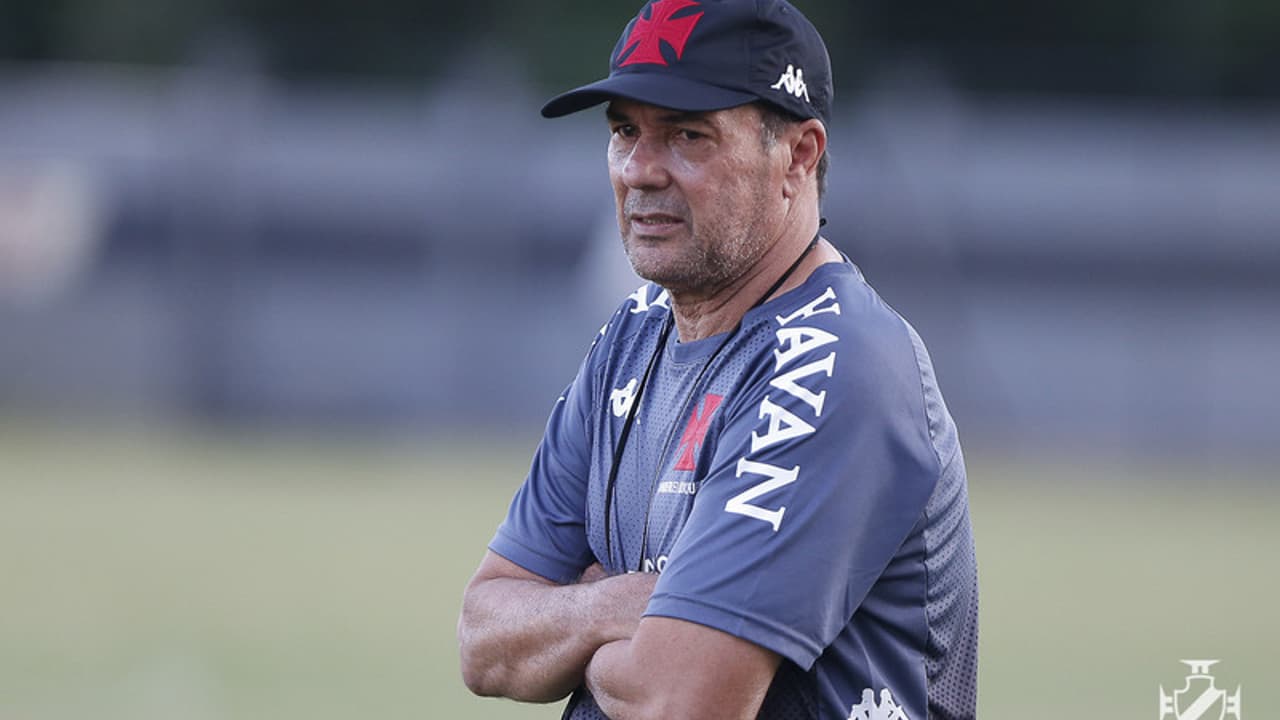 Corinthians apresenta acordo com Luxemburgo;   O técnico deve comandar o treino antes da decisão da Libertadores