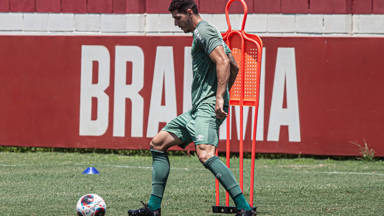 Nino fez silêncio sobre a mudança no Fluminense e discutiu a saída de Yago Felipe