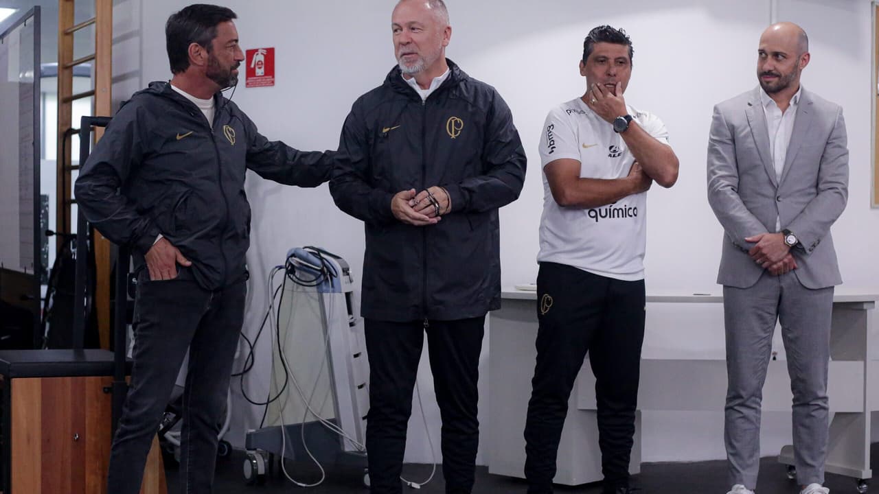 Por causa do elenco, a diretoria do Corinthians teve que colocar o rabo entre as pernas na contratação de Mano Menezes.