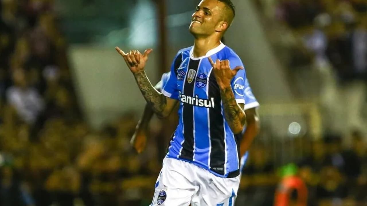 Luan, do Grêmio, chega festivo a Porto Alegre e diz: 'Vou dar o meu melhor'