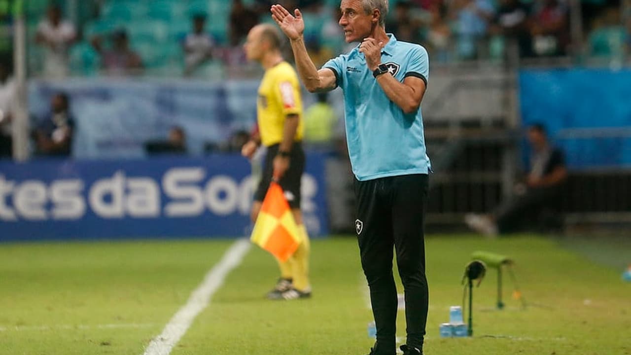 Luis Castro elogia jogadores do Botafogo após vitória no Brasil: “Grupo muito digno”