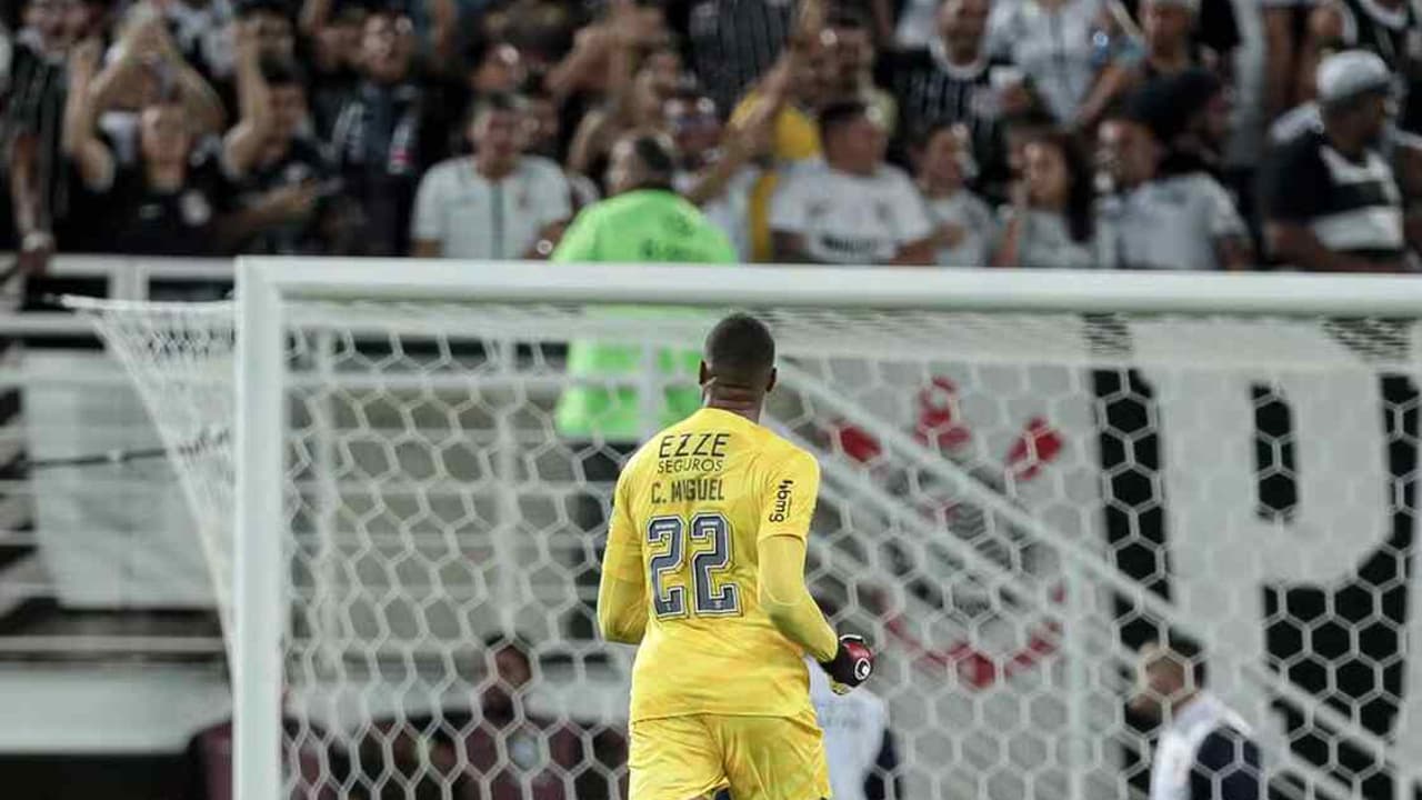 Carlos Miguel é voluntário e assina como titular do Corinthians