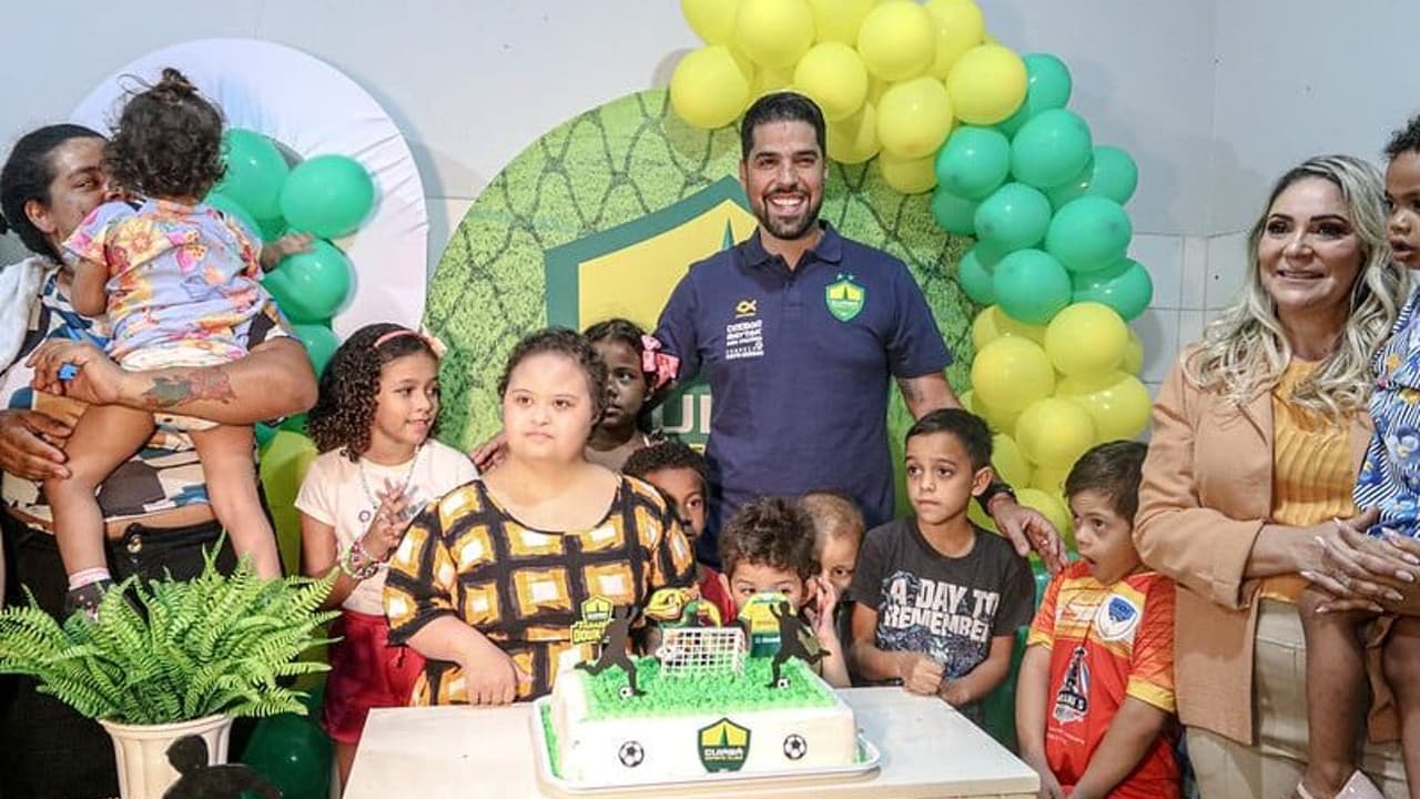 Antônio Oliveira, técnico do Cuiabá, visita crianças com câncer