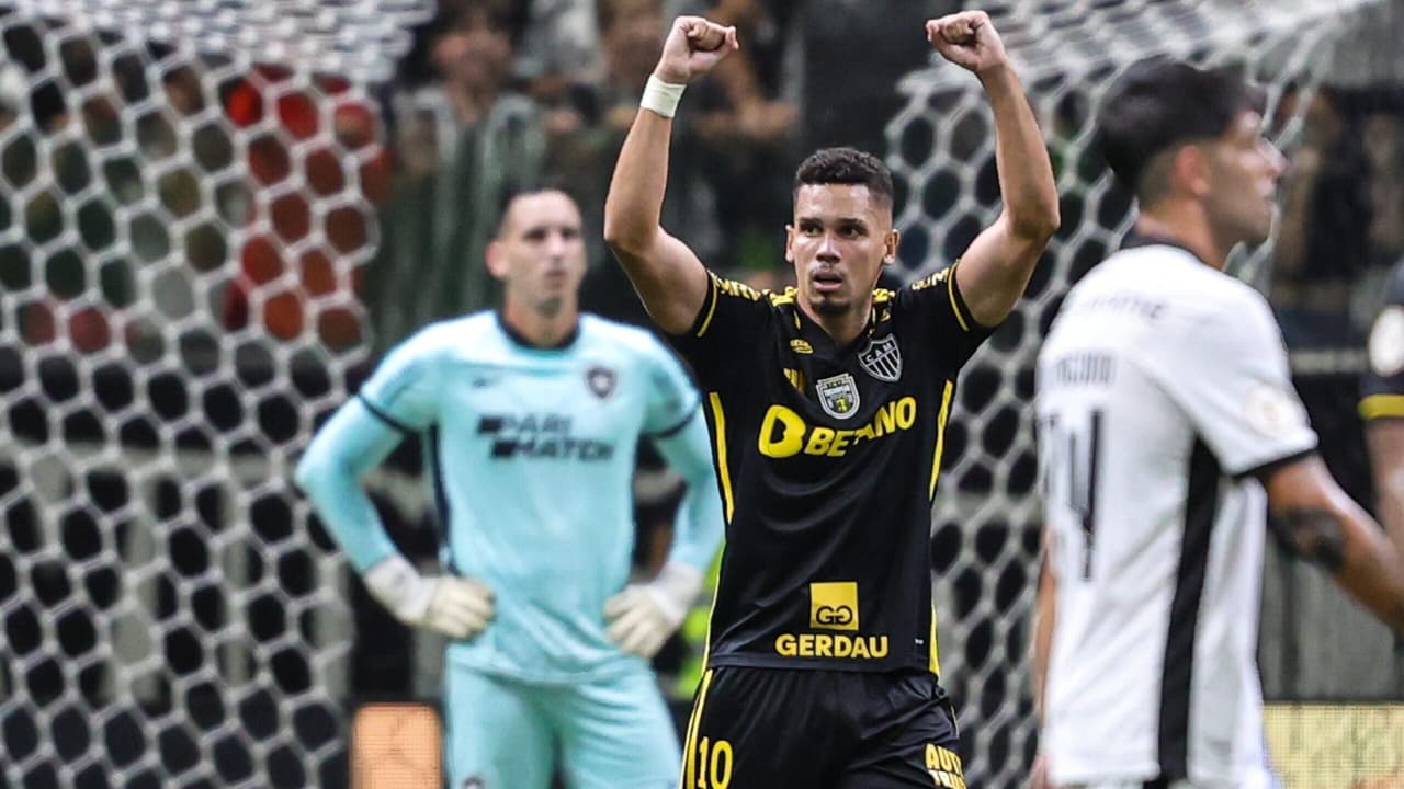 No final, com gol de Paulinho, o Botafogo perdeu para o Atlético-MG e diminuiu a vantagem no Brasileiro.