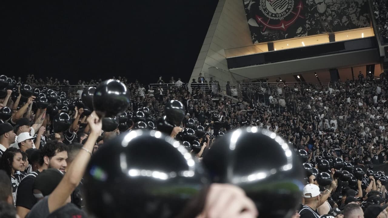 Silêncio, bandeiras e balões: Corinto presta homenagem às vítimas de acidente de carro em Belo Horizonte